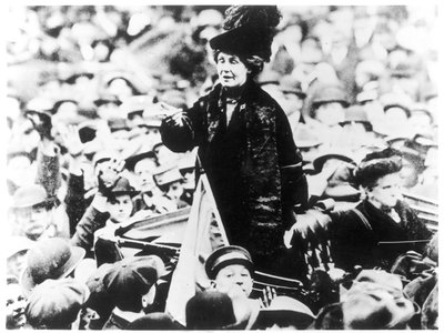 Mevrouw Emmeline Pankhurst (1857-1928) spreekt een menigte toe in New York door English Photographer